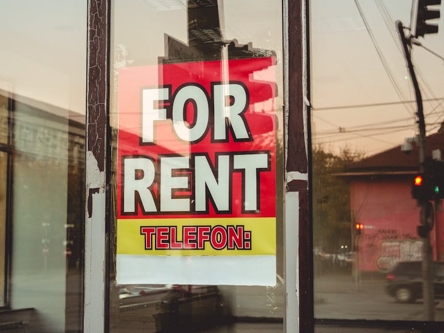 馬來西亞 以租養房 — Reflection of a cityscape on a window with a 'For Rent' sign