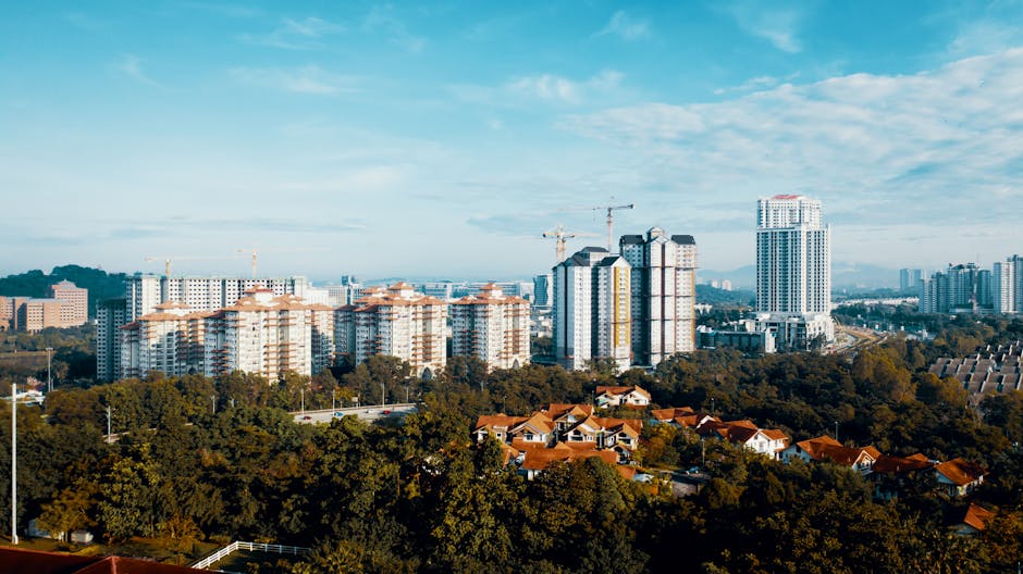 馬來西亞 陪讀 擇居:Aerial view of modern high-rise buildings in an urban city w