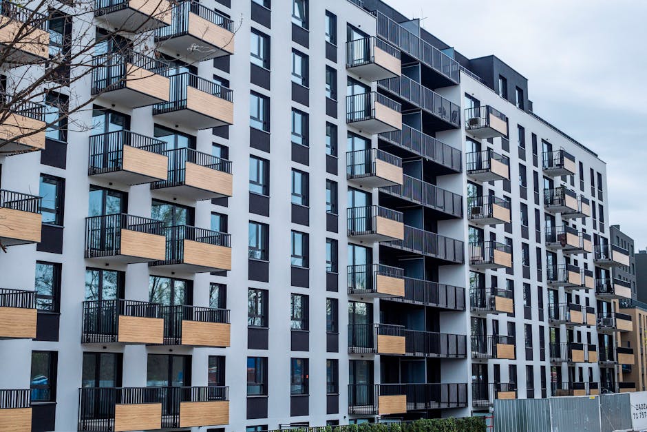 馬來西亞 房價 投資 — Contemporary apartment building with balconies in urban sett