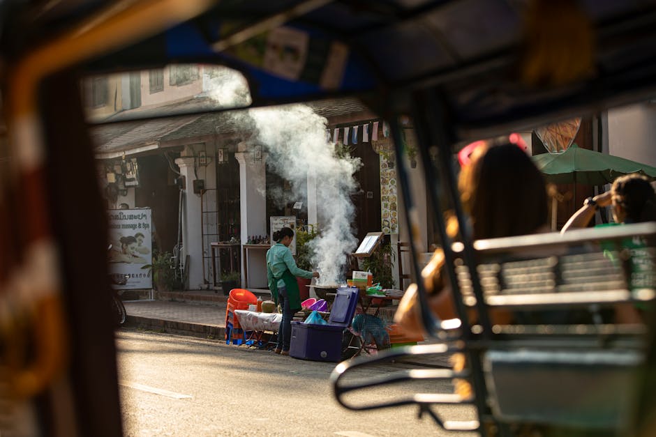 馬來西亞生活費 — Street vendor cooking food on a busy Southeast Asian street,