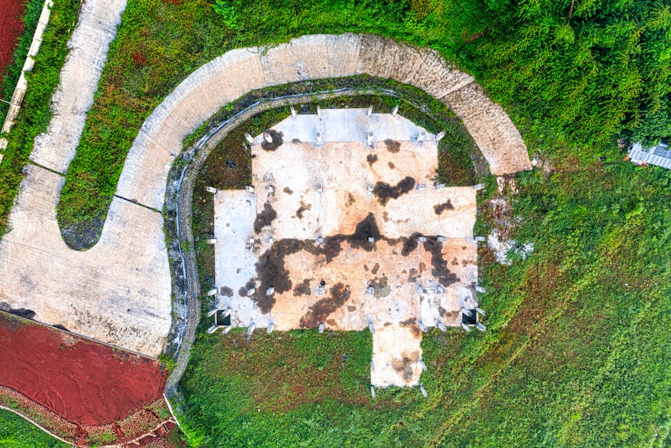 馬來西亞 房地產 土地 — Drone view of aged asphalt curvy road near old abandoned war