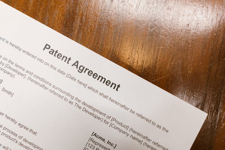馬來西亞 外國人 購屋門檻 Detailed close-up of a patent agreement document on a polish