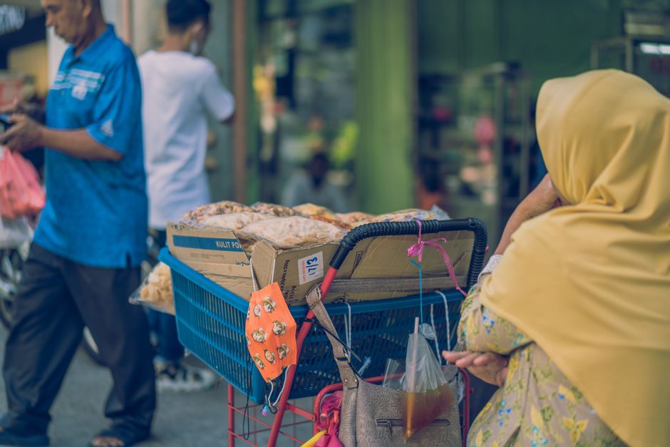 吉隆坡 檳城 新山 生活費 — Street vendor selling baked goods in urban Kuala Lumpur, Mal