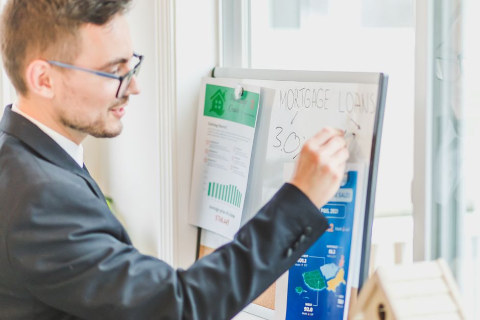 馬來西亞 外國人 房貸 — Businessman in suit writes on whiteboard displaying mortgage