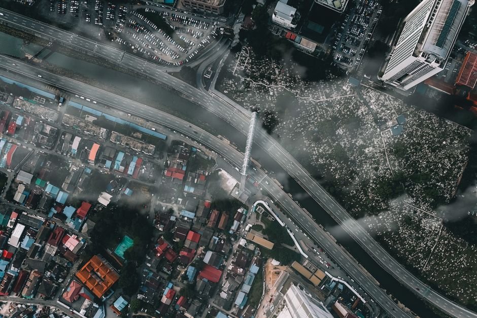 馬來西亞 先租後買 — Drone view of contemporary city under clouds with modern bui