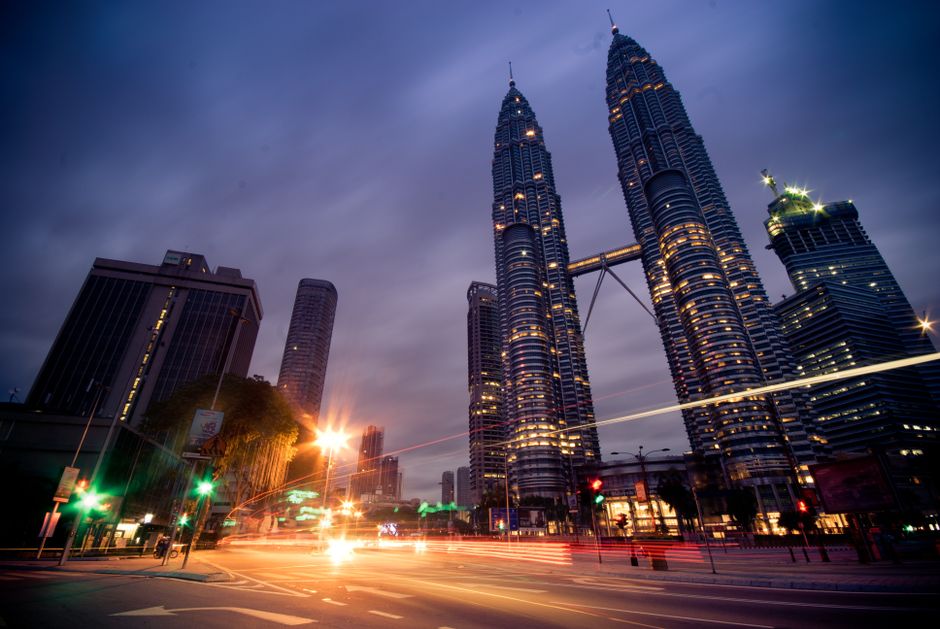 亞洲 城市 物價 — Beautiful long exposure of Kuala Lumpur at night showcasing