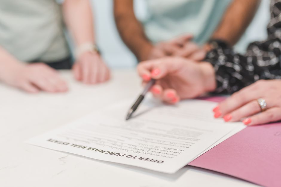 馬來西亞 外國人 印花稅 — Close-up of people reviewing and signing an offer to purchas